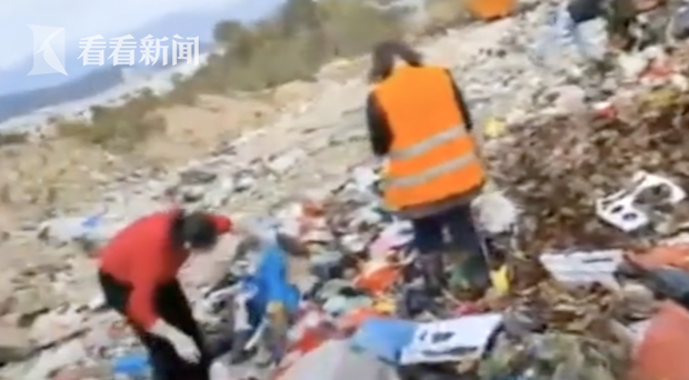 Người phụ nữ bới tung 10 tấn rác vào mùng 1 Tết vì lỡ vứt bao lì xì hơn 30 triệu đồng và cái kết khiến ai cũng thở phào - Ảnh 1.