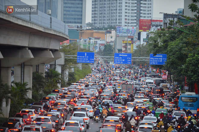 Hà Nội trong ngày làm việc đầu tiên của năm mới: Nhiều tuyến đường thông thoáng khác lạ, đường Nguyễn Trãi thất thủ - Ảnh 17.