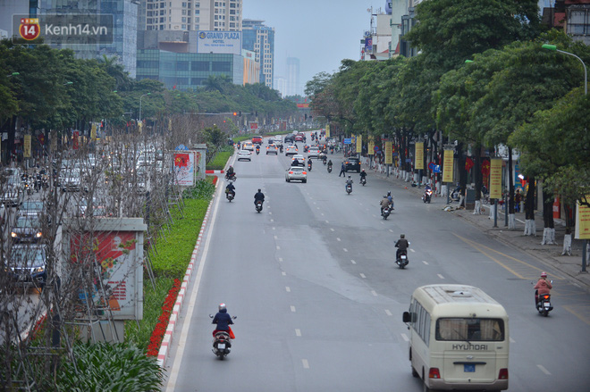 Hà Nội trong ngày làm việc đầu tiên của năm mới: Nhiều tuyến đường thông thoáng khác lạ, đường Nguyễn Trãi thất thủ - Ảnh 4.