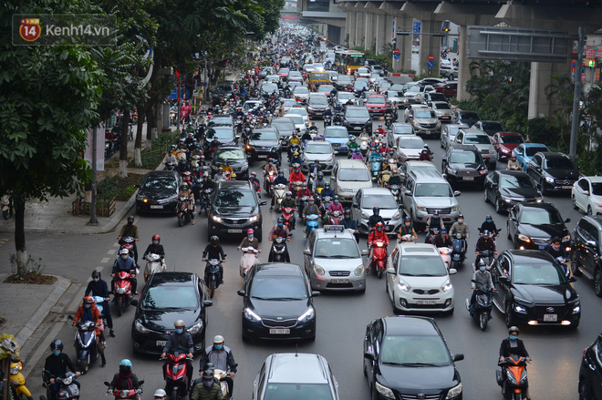 Hà Nội trong ngày làm việc đầu tiên của năm mới: Nhiều tuyến đường thông thoáng khác lạ, đường Nguyễn Trãi thất thủ - Ảnh 12.