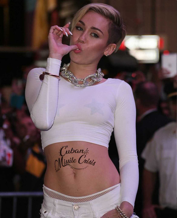 Được Miley Cyrus bật đèn xanh lét sau màn tỏ tình táo bạo đúng ngày Valentine, võ sĩ bặm trợn lại có pha hồi đáp cực toang khiến dân tình ngán ngẩm - Ảnh 3.