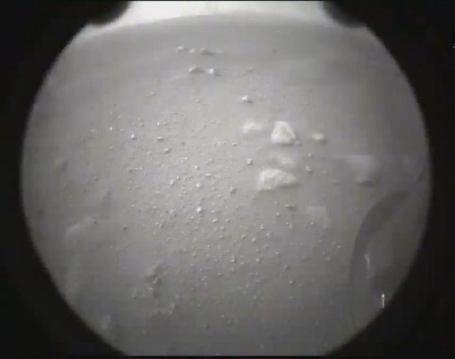 Tàu thám hiểm NASA vừa hạ cánh xuống sao Hỏa và đây là những hình ảnh đầu tiên được gửi về - Ảnh 2.