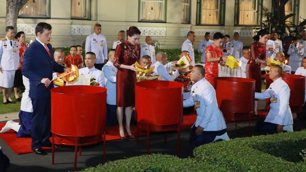 Hoàng hậu Suthida lần đầu tái xuất sau khi Vua Thái tấn phong Hoàng quý phi làm Hoàng hậu thứ 2, gây chú ý khi cả 2 vợ chạm mặt tại sự kiện - Ảnh 5.