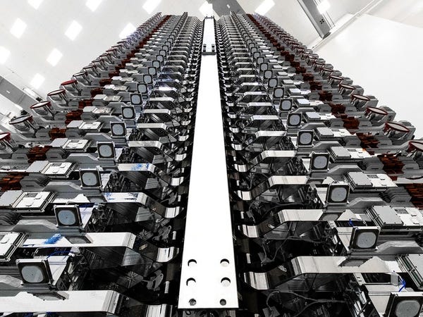 Dàn vệ tinh internet mang nguy cơ hủy hoại vĩnh viễn ngành thiên văn học, thậm chí còn có thể che mất thiên thạch đang lao về phía Trái Đất - Ảnh 2.