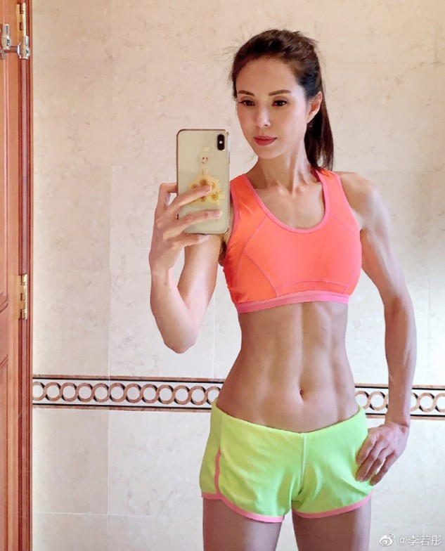 Lý Nhược Đồng tung ảnh mặc đồ bơi từ gần 30 năm trước gây ‘bão’ - Ảnh 3. Lý Nhược Đồng tung ảnh mặc đồ bơi từ gần 30 năm trước gây ‘bão’ - Ảnh 3.