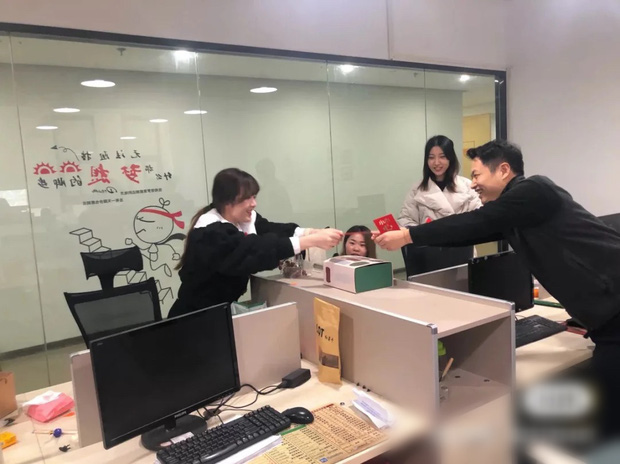 Ăn Tết tại chỗ mùa Covid-19: Kỳ nghỉ Tết không dài bằng chuỗi ngày cách ly, nhiều người dân Trung Quốc dằn lòng không về quê đón năm mới - Ảnh 3. Ăn Tết tại chỗ mùa Covid-19: Kỳ nghỉ Tết không dài bằng chuỗi ngày cách ly, nhiều người dân Trung Quốc dằn lòng không về quê đón năm mới - Ảnh 3.