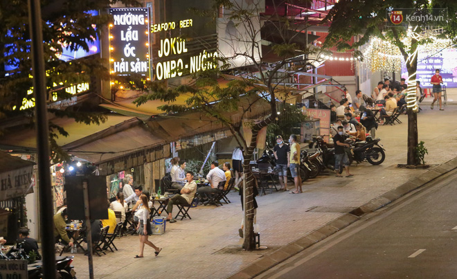 Quán nhậu ở TP. Thủ Đức, beer club trên “phố nhậu” Phạm Văn Đồng vẫn chật kín khách trong cao điểm phòng dịch Covid-19 - Ảnh 2.