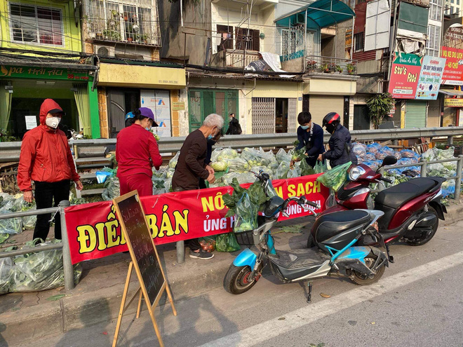 Người Hà Nội đội nắng, nườm nượp đến giải cứu nông sản cho nông dân Hải Dương: 15 tấn rau bán hết veo trong vòng vài tiếng - Ảnh 2.