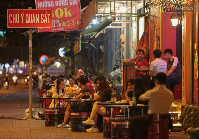 Quán nhậu ở TP. Thủ Đức, beer club trên “phố nhậu” Phạm Văn Đồng vẫn chật kín khách trong cao điểm phòng dịch Covid-19 - Ảnh 11.
