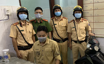 CSGT ở Sài Gòn phát hiện, bắt giữ thanh niên 9X say xỉn, nghi tàng trữ ma túy - Ảnh 1.