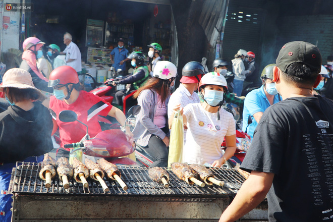 Phố cá lóc nướng đông nghẹt ngày vía Thần tài, nhiều gia đình hốt bạc khi bán sạch 2.000 con trong một buổi sáng - Ảnh 14.