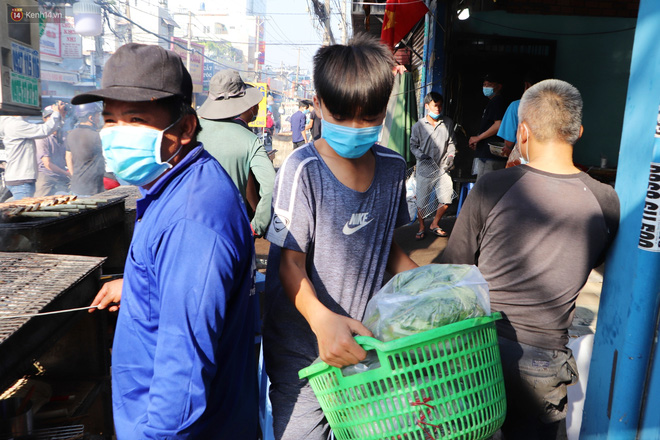 Phố cá lóc nướng đông nghẹt ngày vía Thần tài, nhiều gia đình hốt bạc khi bán sạch 2.000 con trong một buổi sáng - Ảnh 15.