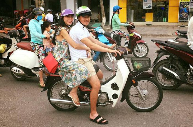 Công Vinh mặc giản dị, mang dép lê đèo Thủy Tiên trên chiếc xe máy cũ: 13 năm bên nhau mà đáng yêu như mới hẹn hò! - Ảnh 3.