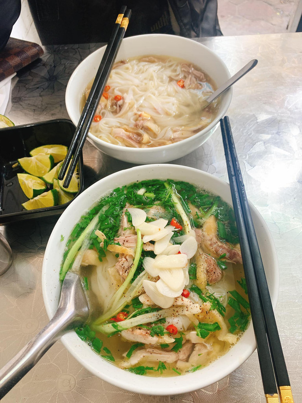 Phở - Món ăn truyền thống và đậm chất Việt Nam, phở đặc biệt hấp dẫn và giàu dinh dưỡng. Hãy xem hình ảnh của món phở thơm ngon, nóng hổi đang được phục vụ trong những tô tráng miệng và thưởng thức độc đáo của món ăn này.