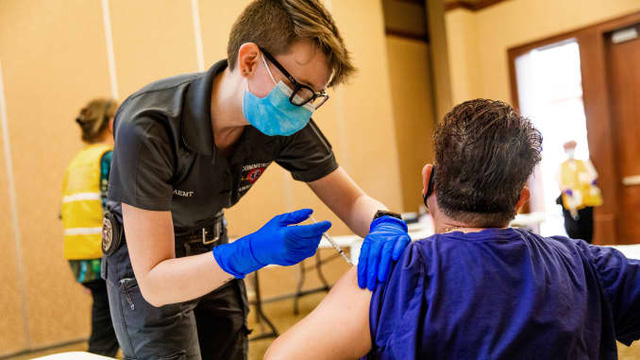 Gần 1 nửa d&acirc;n số Israel ti&ecirc;m vắc-xin Pfizer-BioNTech: Ngăn ngừa tử vong do COVID-19 hiệu quả tới 99% - Ảnh 2.