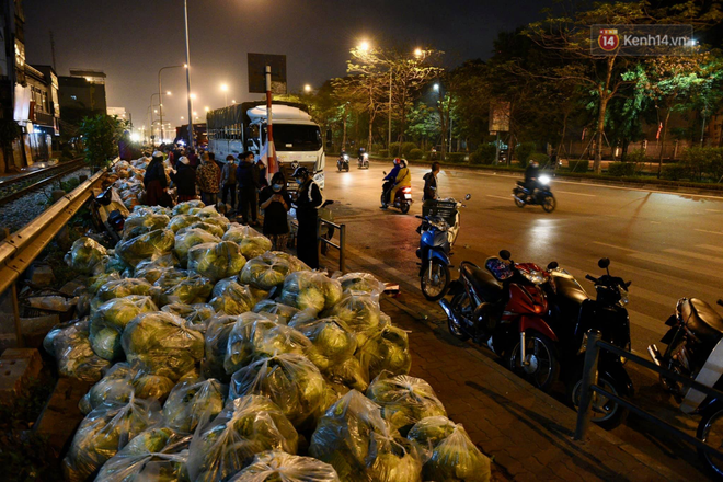 Hà Nội: Hàng chục tấn rau củ quả từ Hải Dương về điểm giải cứu, người dân chờ đợi và mua ngay trong đêm - Ảnh 1.