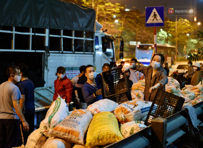 Hà Nội: Hàng chục tấn rau củ quả từ Hải Dương về điểm giải cứu, người dân chờ đợi và mua ngay trong đêm - Ảnh 12.