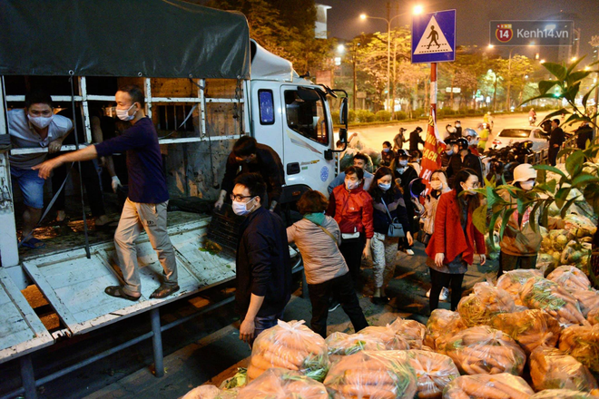 Hà Nội: Hàng chục tấn rau củ quả từ Hải Dương về điểm giải cứu, người dân chờ đợi và mua ngay trong đêm - Ảnh 14.