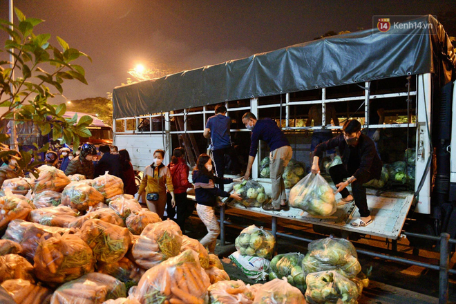 Hà Nội: Hàng chục tấn rau củ quả từ Hải Dương về điểm giải cứu, người dân chờ đợi và mua ngay trong đêm - Ảnh 15.