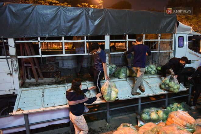 Hà Nội: Hàng chục tấn rau củ quả từ Hải Dương về điểm giải cứu, người dân chờ đợi và mua ngay trong đêm - Ảnh 16.