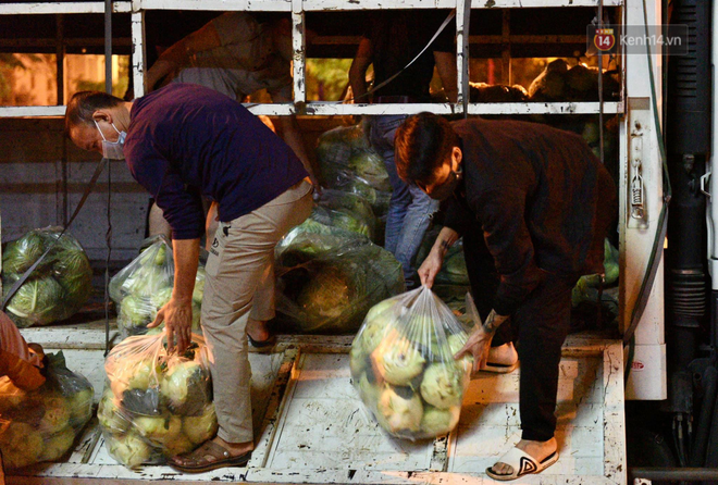 Hà Nội: Hàng chục tấn rau củ quả từ Hải Dương về điểm giải cứu, người dân chờ đợi và mua ngay trong đêm - Ảnh 17.