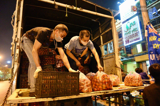 Hà Nội: Hàng chục tấn rau củ quả từ Hải Dương về điểm giải cứu, người dân chờ đợi và mua ngay trong đêm - Ảnh 4.