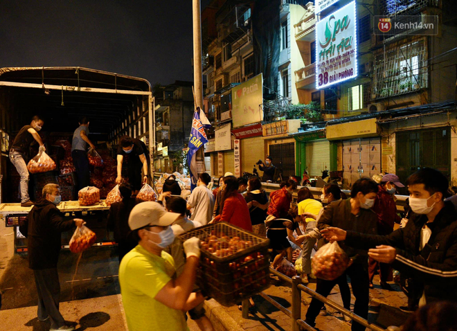 Hà Nội: Hàng chục tấn rau củ quả từ Hải Dương về điểm giải cứu, người dân chờ đợi và mua ngay trong đêm - Ảnh 5.