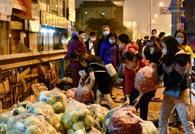 Hà Nội: Hàng chục tấn rau củ quả từ Hải Dương về điểm giải cứu, người dân chờ đợi và mua ngay trong đêm - Ảnh 6.