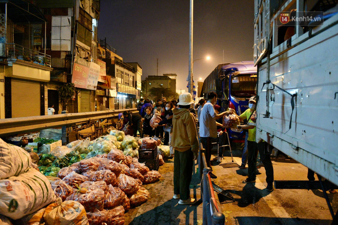 Hà Nội: Hàng chục tấn rau củ quả từ Hải Dương về điểm giải cứu, người dân chờ đợi và mua ngay trong đêm - Ảnh 8.