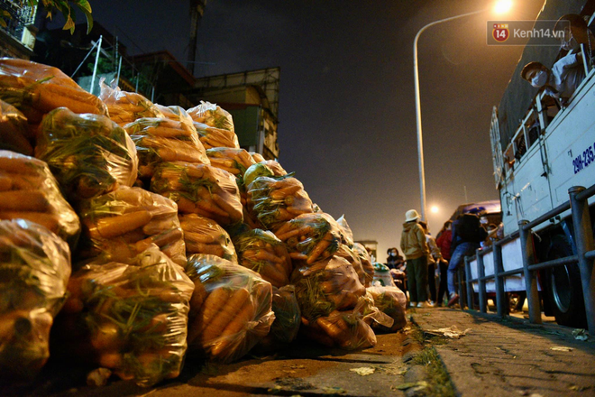 Hà Nội: Hàng chục tấn rau củ quả từ Hải Dương về điểm giải cứu, người dân chờ đợi và mua ngay trong đêm - Ảnh 9.