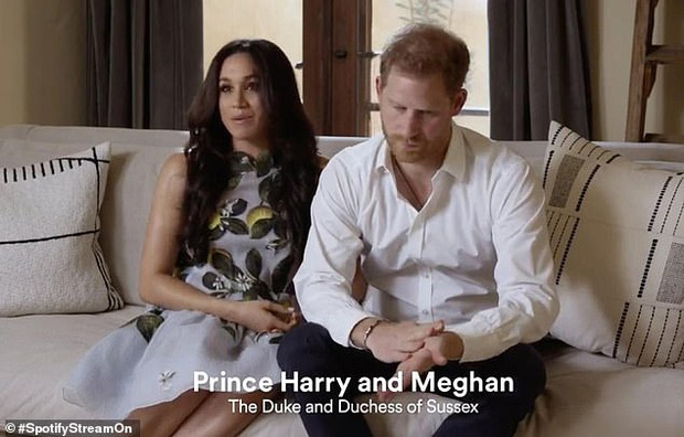 Hình ảnh mới nhất của vợ chồng Meghan Markle xuất hiện giữa lùm xùm bị Nữ hoàng Anh lấy lại tất cả, Harry thu hút chú ý với biểu cảm khác lạ - Ảnh 2.