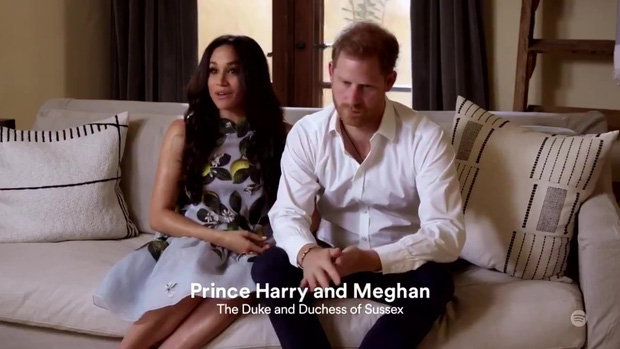 Hình ảnh mới nhất của vợ chồng Meghan Markle xuất hiện giữa lùm xùm bị Nữ hoàng Anh lấy lại tất cả, Harry thu hút chú ý với biểu cảm khác lạ - Ảnh 3.