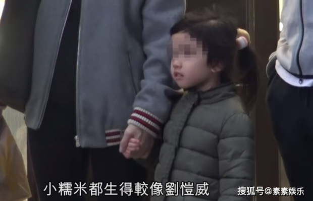 Xót xa hình ảnh cô con gái 5 tuổi ôm chặt Lưu Khải Uy không rời, Dương Mịch lại bị réo tên vì vô trách nhiệm - Ảnh 2.