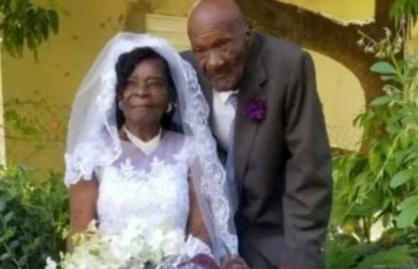 Sau 10 năm cưa cẩm, phi công 73 tuổi kết hôn với cụ bà 91 tuổi - Ảnh 1.
