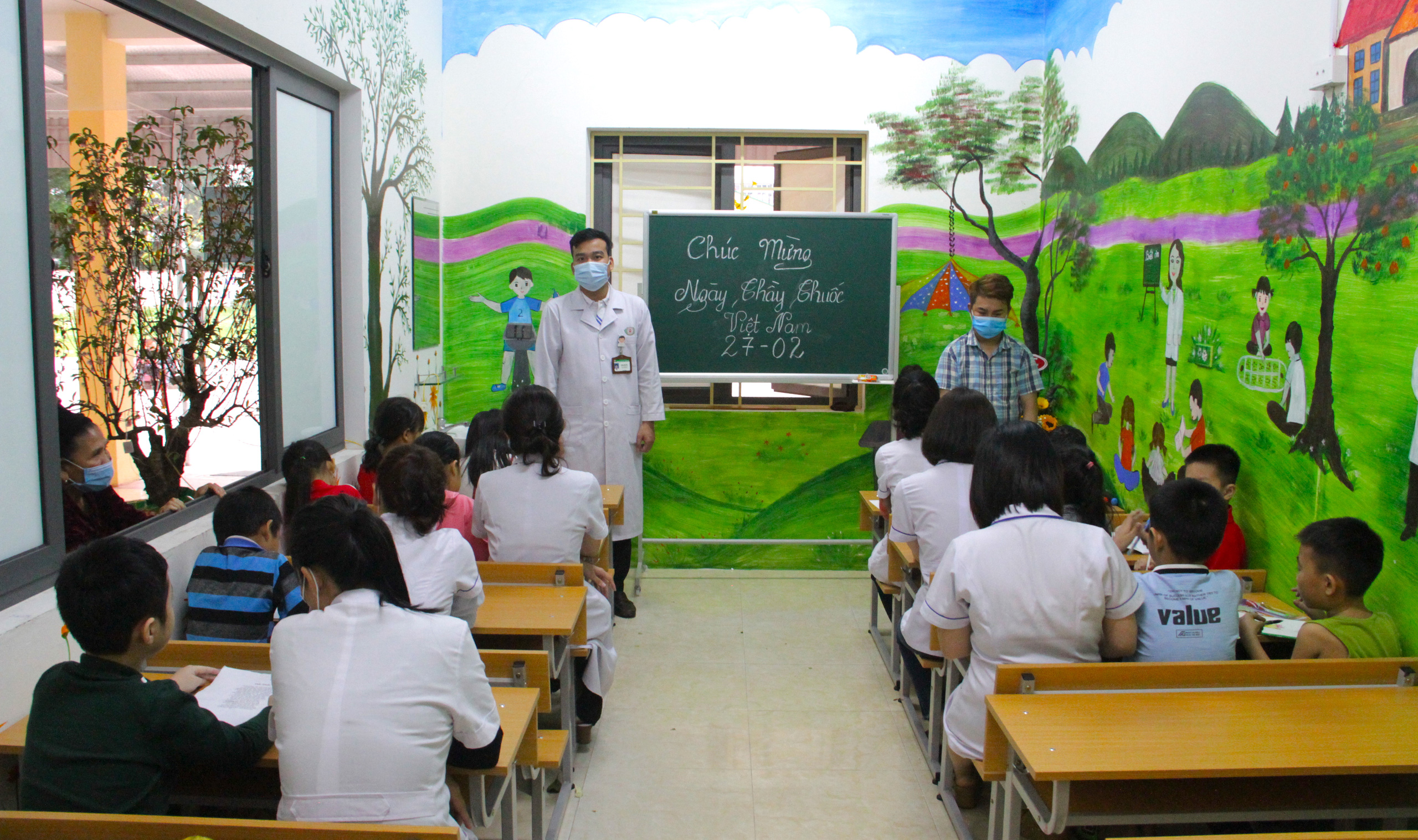 Lớp học đặc biệt trong trung tâm truyền máu, thầy cô là những người khoác áo blouse trắng - Ảnh 1. Lớp học đặc biệt trong trung tâm truyền máu, thầy cô là những người khoác áo blouse trắng - Ảnh 1.