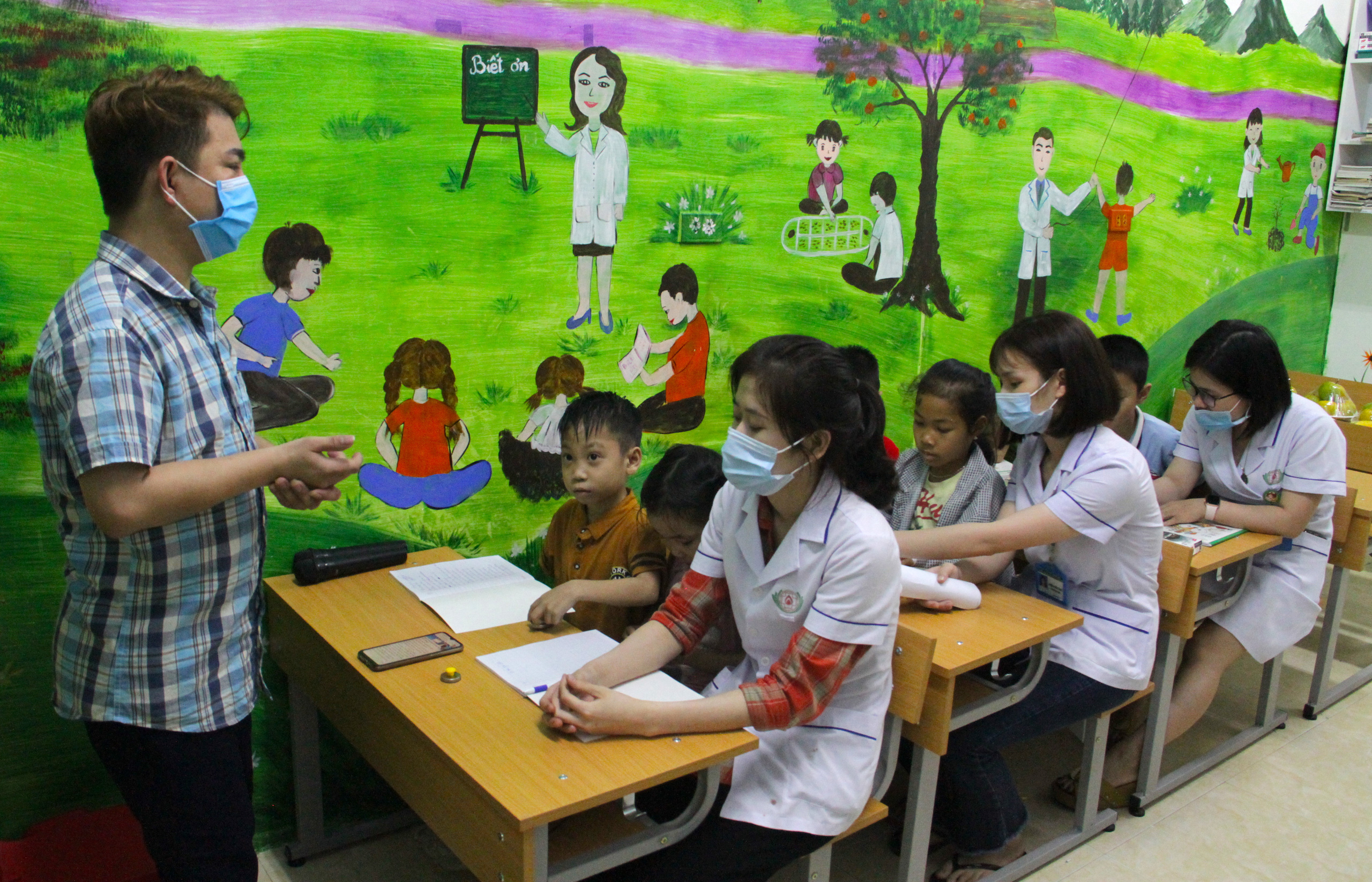 Lớp học đặc biệt trong trung tâm truyền máu, thầy cô là những người khoác áo blouse trắng - Ảnh 4. Lớp học đặc biệt trong trung tâm truyền máu, thầy cô là những người khoác áo blouse trắng - Ảnh 4.