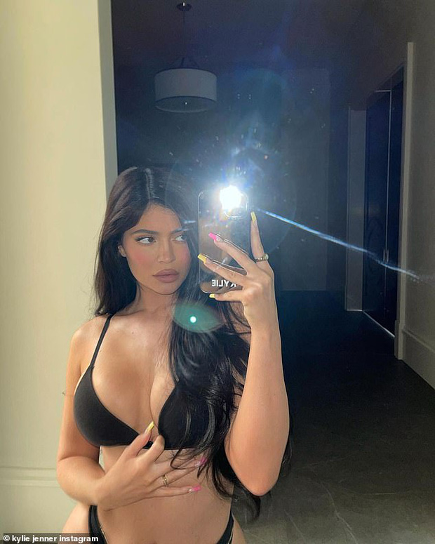 Chị em Jenner khoe body sexy nhưng nổ ra tranh cãi: Kylie được khen hết lời, Kendall liên tục bị tố dùng app bóp eo - Ảnh 1.