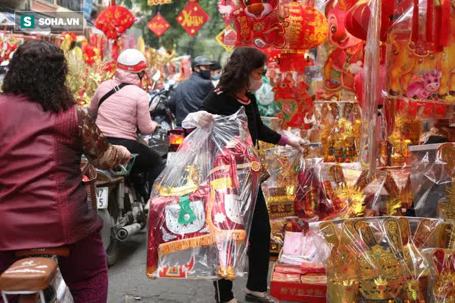 Cửa hàng ở Hà Nội chơi lớn tặng “tiền tỷ” cho khách và ý nghĩa bất ngờ phía sau - Ảnh 2.