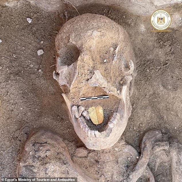 Xác ướp lưỡi vàng 2.000 năm tuổi xuất hiện ở Ai Cập - Ảnh 1.