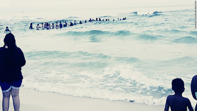 Nghe tiếng kêu cứu, 80 người có mặt tại bãi biển lập tức tạo ra cảnh tượng chưa từng thấy, nhờ đó cứu sống được 9 mạng người - Ảnh 2.