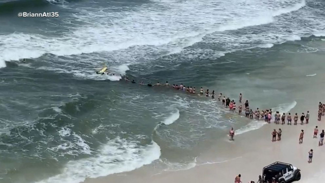 Nghe tiếng kêu cứu, 80 người có mặt tại bãi biển lập tức tạo ra cảnh tượng chưa từng thấy, nhờ đó cứu sống được 9 mạng người - Ảnh 3.
