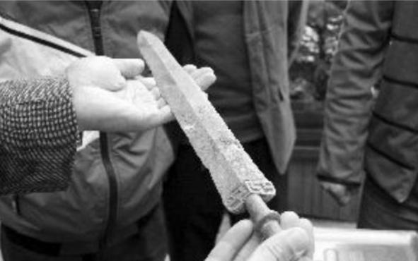 Đám trẻ phát hiện con dao rỉ sét, đem bán cho cửa hàng phế liệu - Khi đội khảo cổ tìm đến, họ đã đào tung cả ngọn đồi - Ảnh 1.