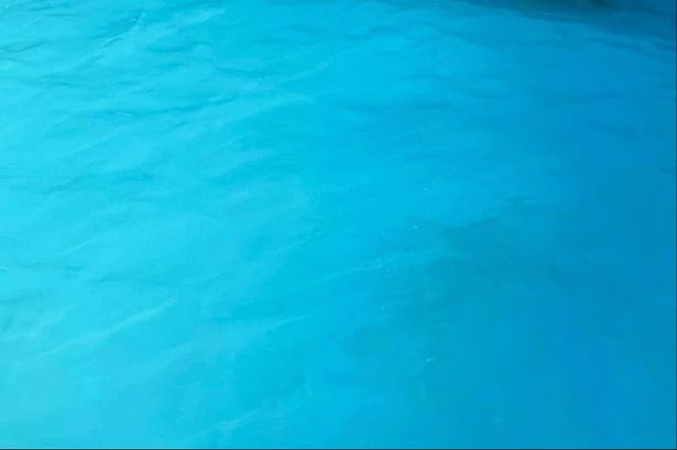 Bức ảnh hồ bơi xanh ngọc tuyệt đẹp song ẩn chứa 1 điều đáng sợ, phụ huynh nào cũng nên lưu ý - Ảnh 1.