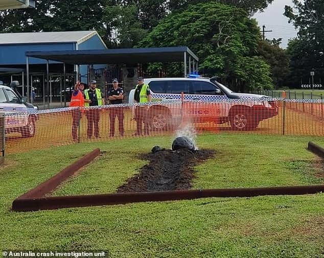 Sự thật thiên thạch khủng rơi trúng sân chơi trong trường học ở Australia - Ảnh 4.