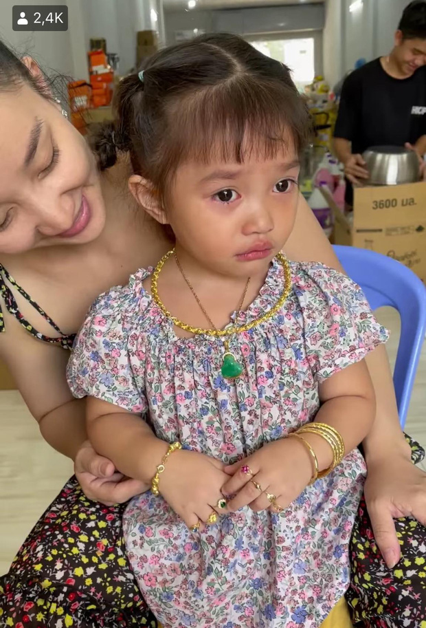 Con gái 4 tuổi của Lê Dương Bảo Lâm áp lực đến mức bật khóc vì... đeo vàng đầy người - Ảnh 1.