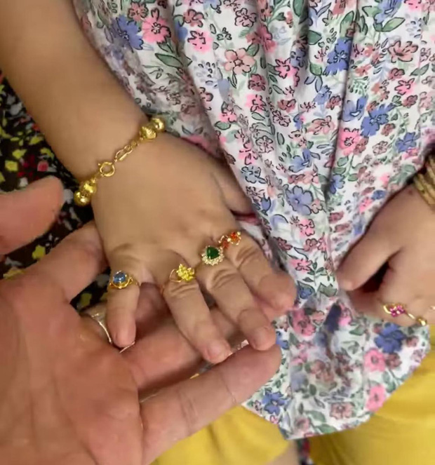 Con gái 4 tuổi của Lê Dương Bảo Lâm áp lực đến mức bật khóc vì... đeo vàng đầy người - Ảnh 2.