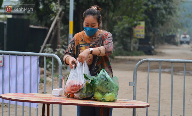 Ảnh: Chuyển vàng mã, cá chép cho người dân Đông Anh cúng ông Công ông Táo trong khu cách ly Covid-19 - Ảnh 15.