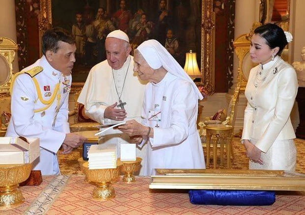 Tình trạng hiện tại của Hoàng hậu Suthida khiến dân chúng lo lắng sau khi Vua Thái tấn phong Hoàng quý phi thành Hoàng hậu thứ 2 - Ảnh 5.