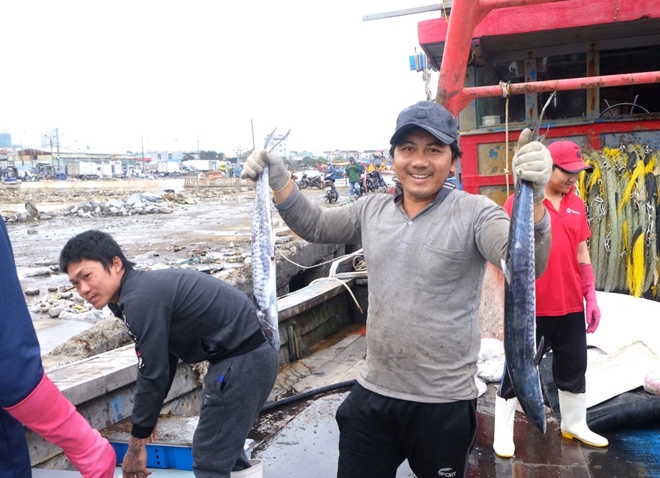 Tàu thuyền đầy ắp lộc biển” nhộn nhịp cập cảng cá lớn nhất miền Trung ngày cận Tết - Ảnh 2.