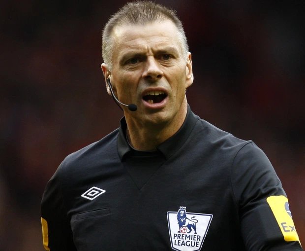 Trọng tài Premier League bị dọa giết, không dám tiếp tục cầm còi - Ảnh 1. Trọng tài Premier League bị dọa giết, không dám tiếp tục cầm còi - Ảnh 1.